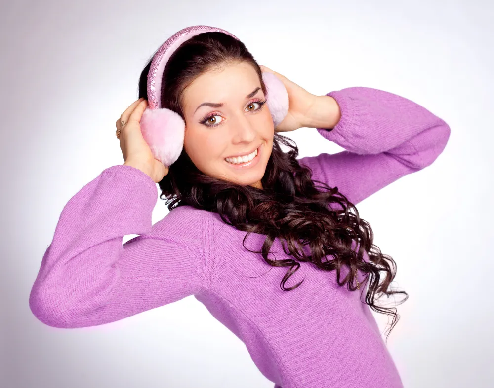 Kobieta w nausznikach.