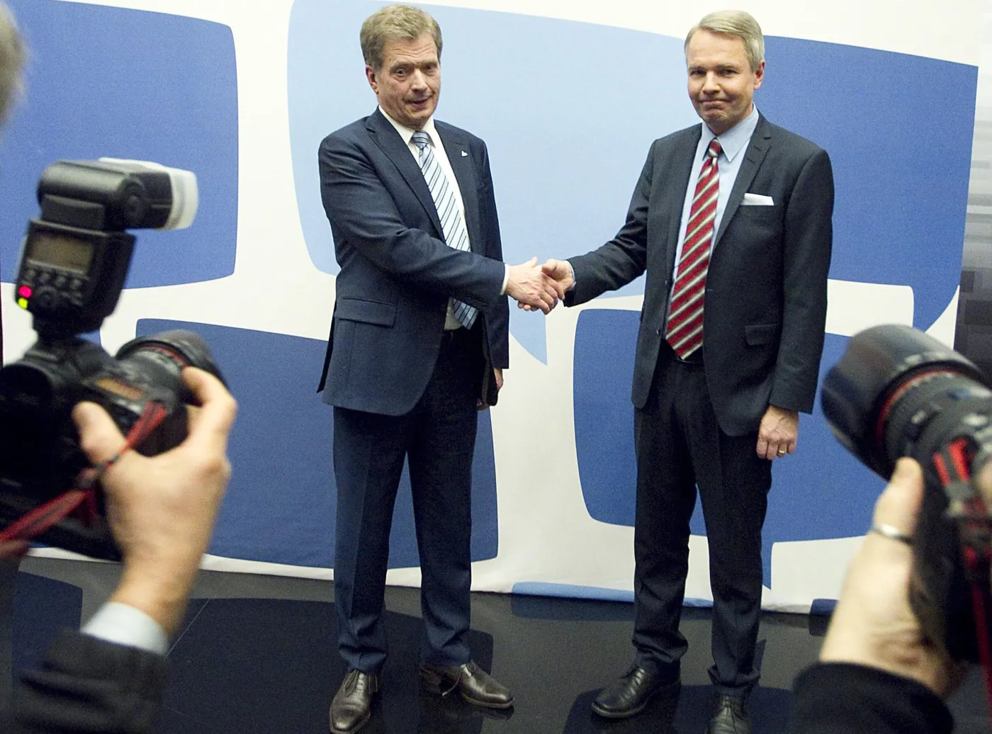 Sauli Niinistoe (z lewej)