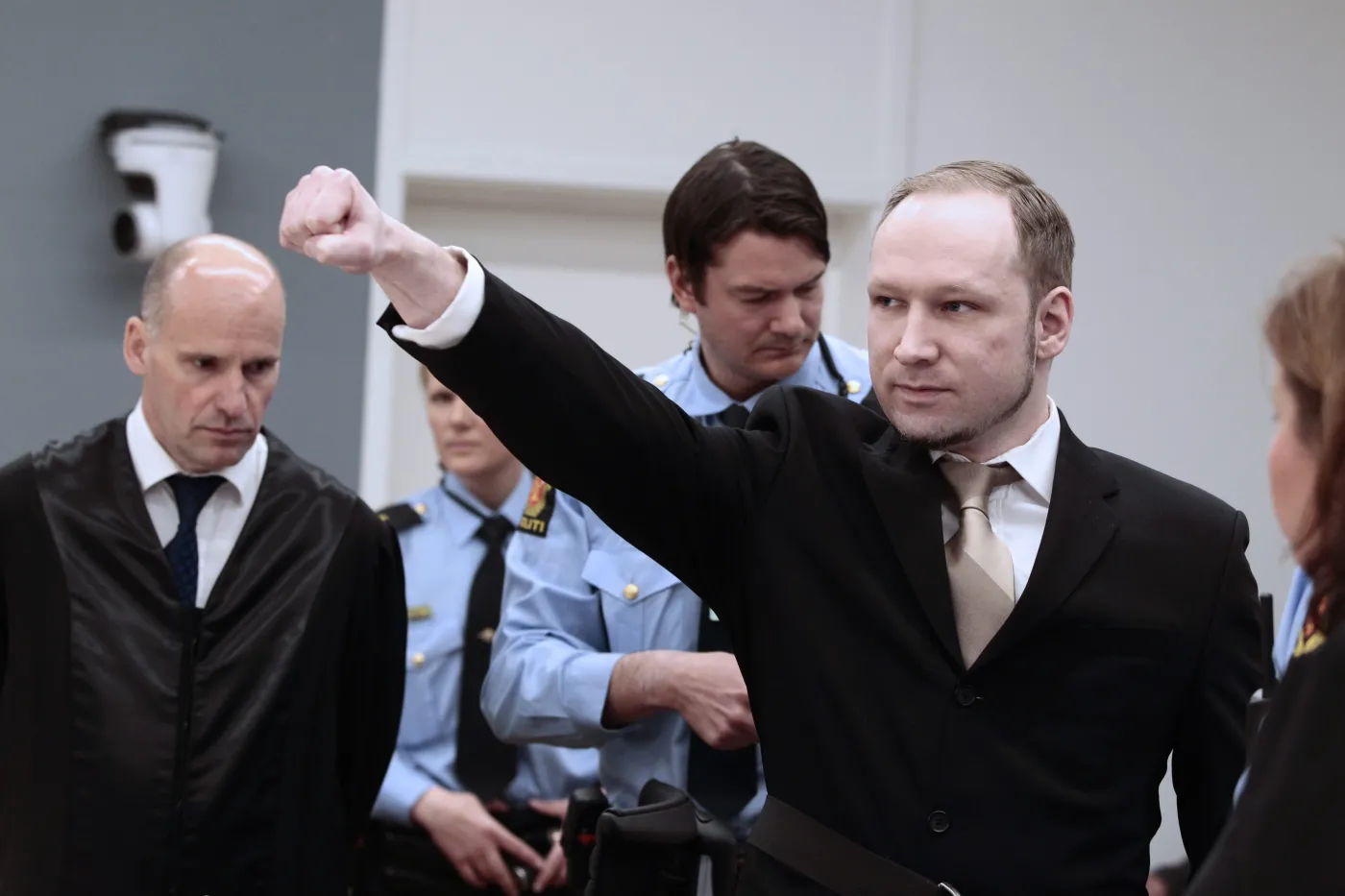 Breivik przed sądem. Zaczęło się od zaciśniętej pięści i uścisków rąk
