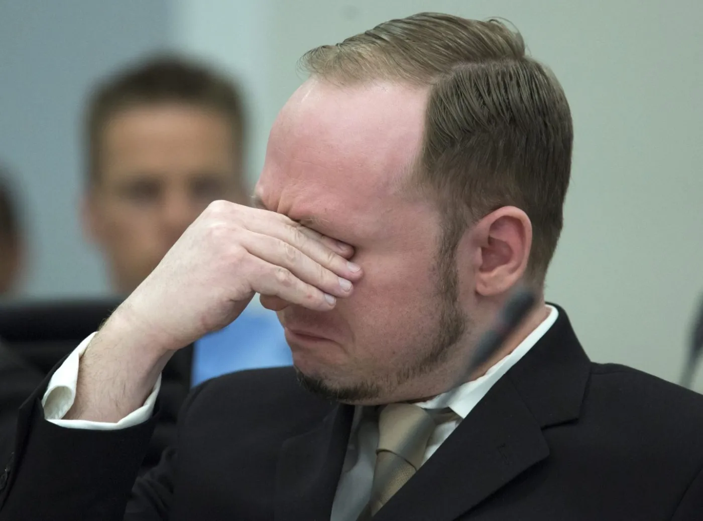 Breivik popłakał się przed sądem. Pokazali mu film...