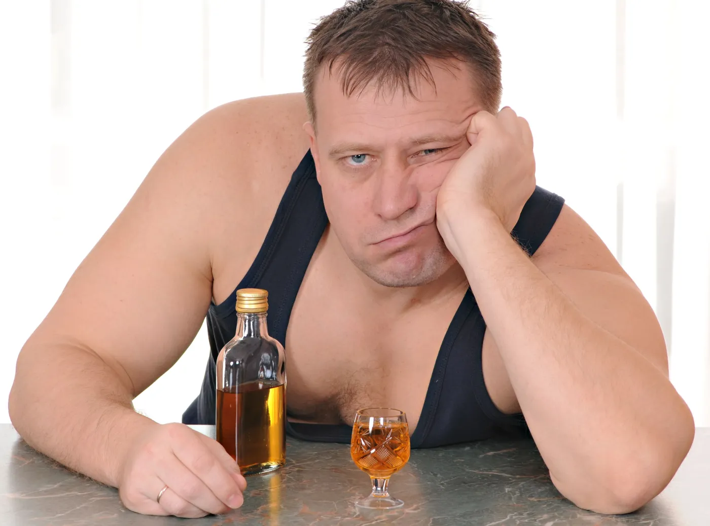 mężczyzna pije alkohol