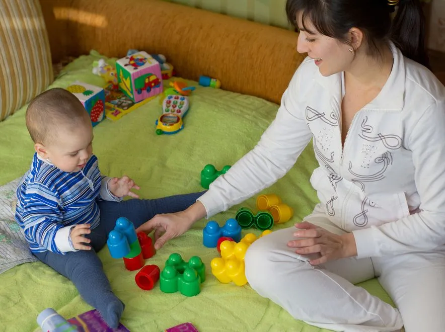 Zatrudniasz nianię? Musisz zgłosić ją do ZUS