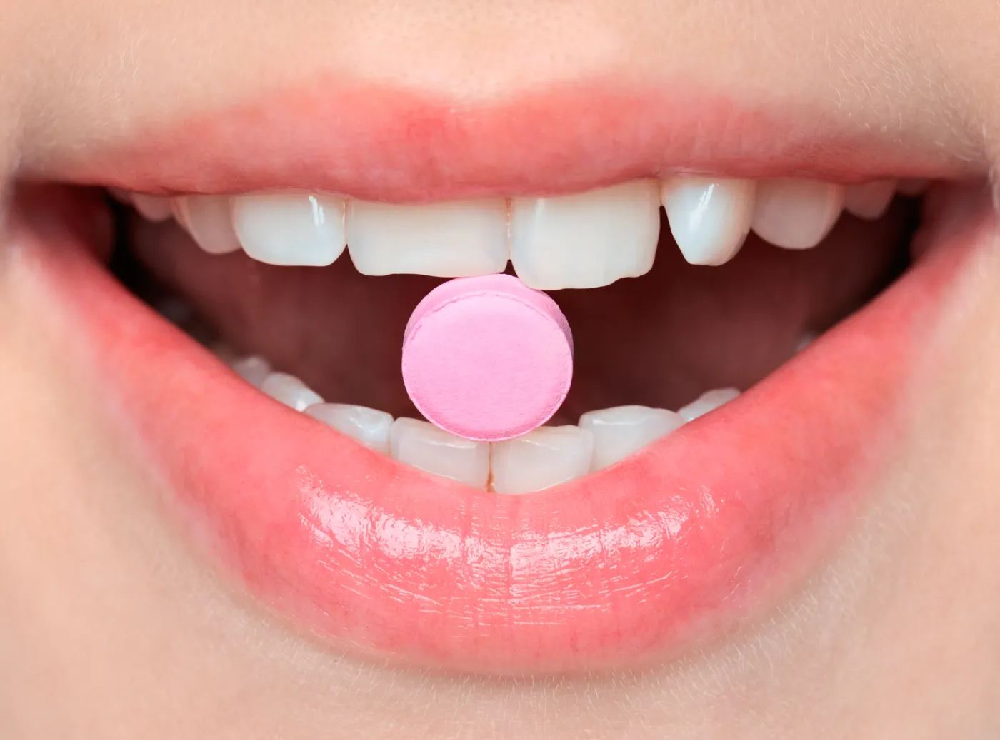 tabletka pigułka usta