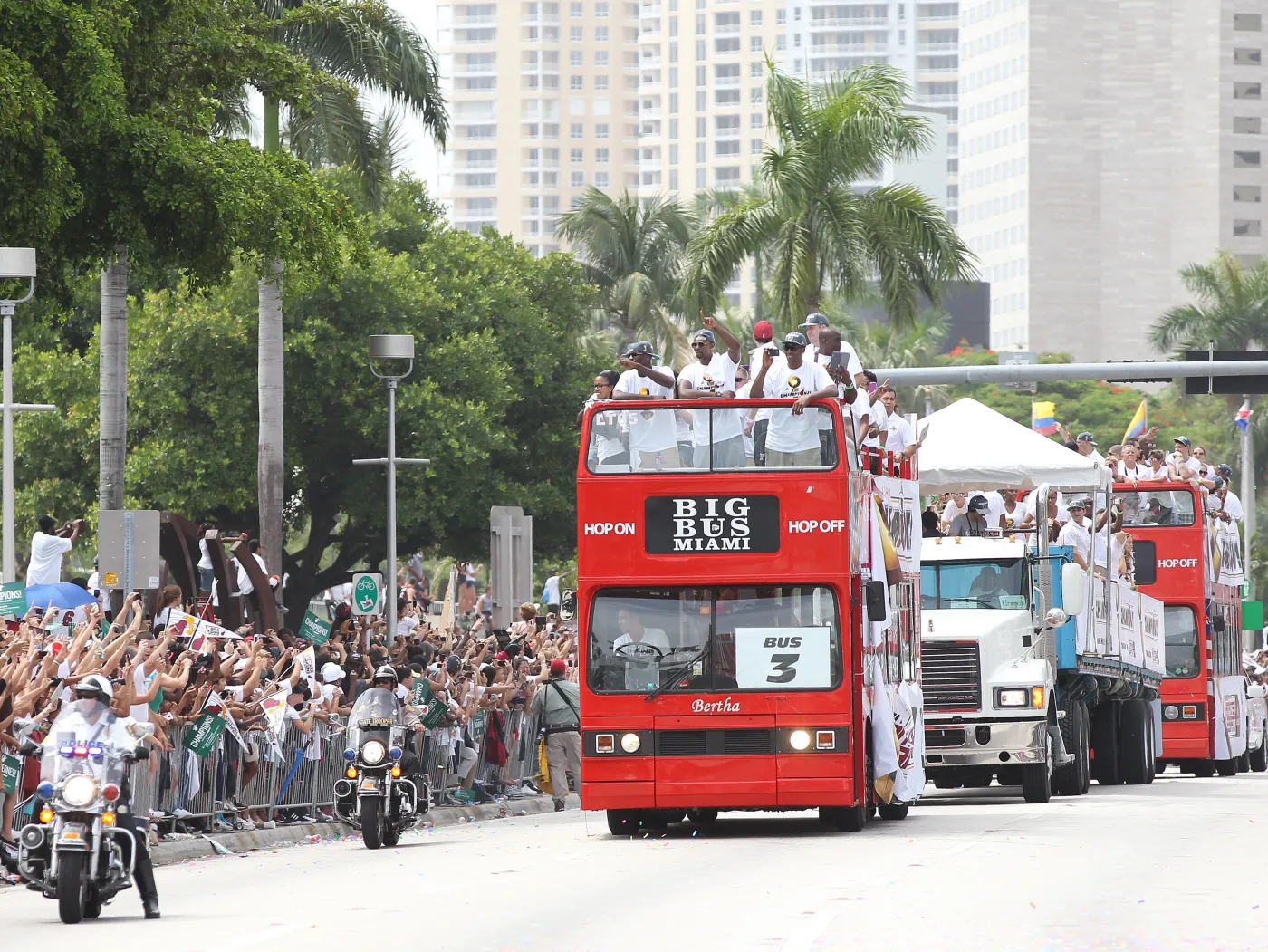 Parada koszykarzy Heat na ulicach Miami po wygraniu ligi NBA