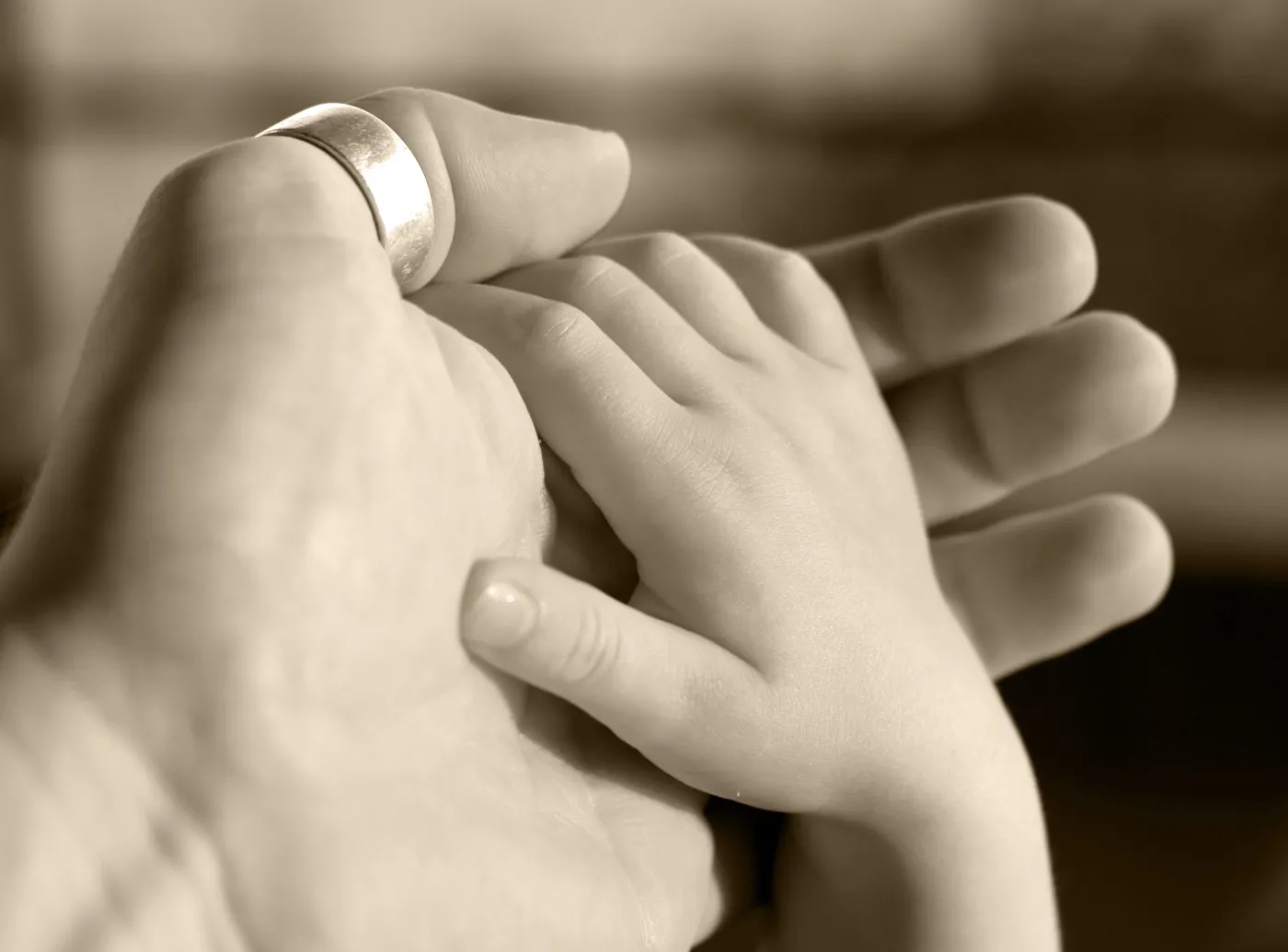 dłoń dziecka i rodzica