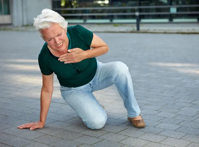 Kobiety często bagatelizują oznaki zawału serca. Jakie są objawy?