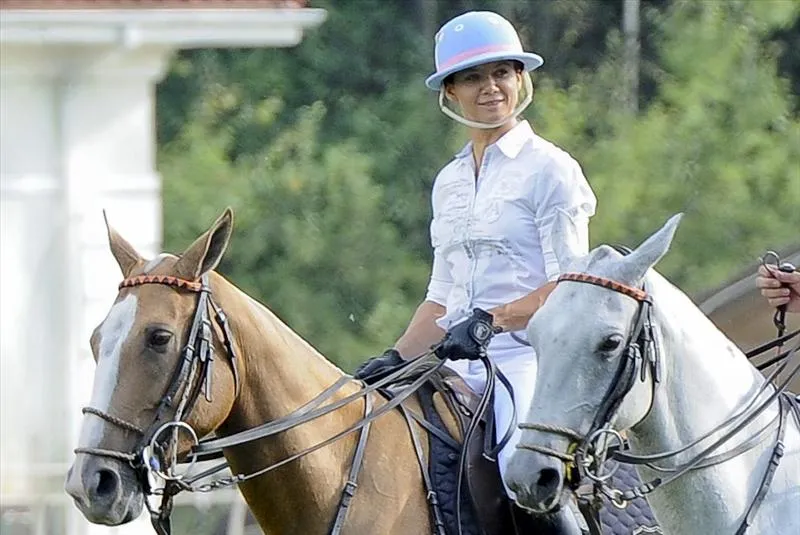 Kinga Rusin z partnerem grają w polo. Prawie jak arystokracja