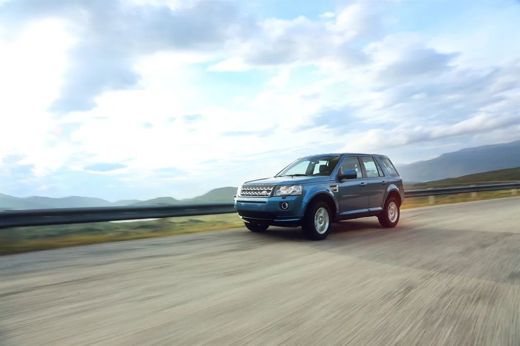 3937498-2012-08-23-facelifting-land-rovera-freelander-2-my-2013-8.jpg
