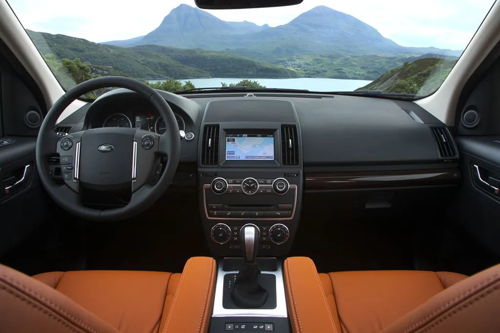 3937157-2012-08-23-facelifting-land-rovera-freelander-2-my-2013-1.jpg