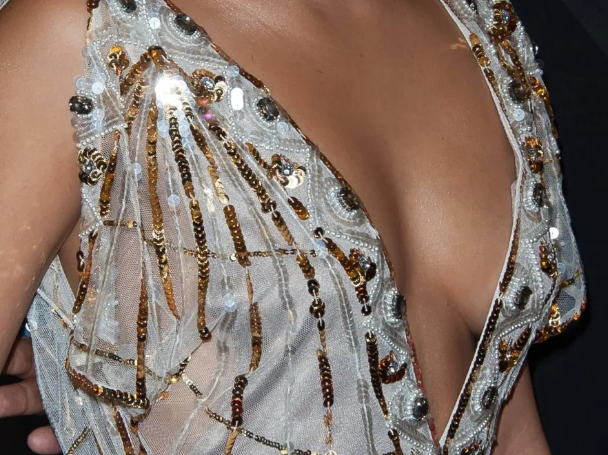 Na krawędzi bezpieczeństwa: BARDZO śmiały dekolt Vanessy Hudgens