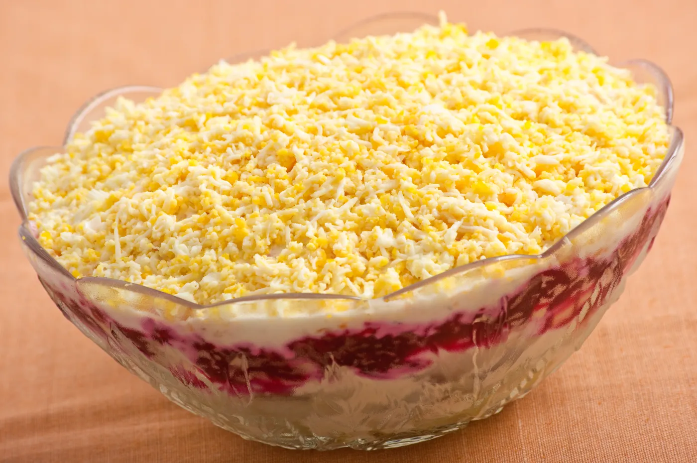 Jak zrobić śledzie pod pierzynką. Idealne na Święta! [PRZEPIS]