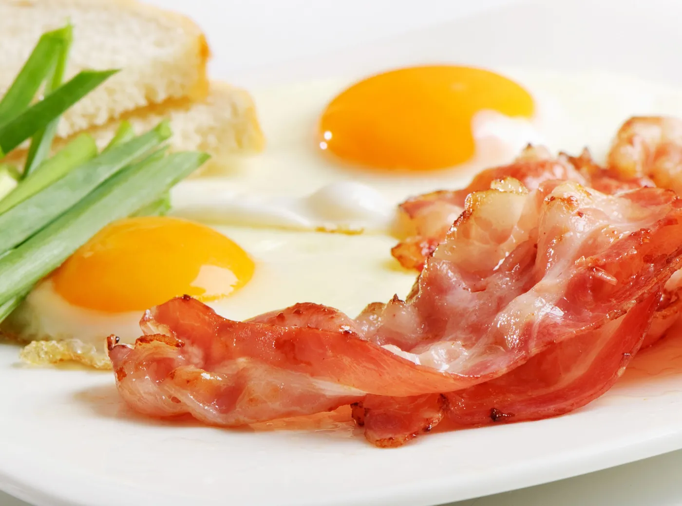 4412716-sniadanie-boczek-jajko.jpg