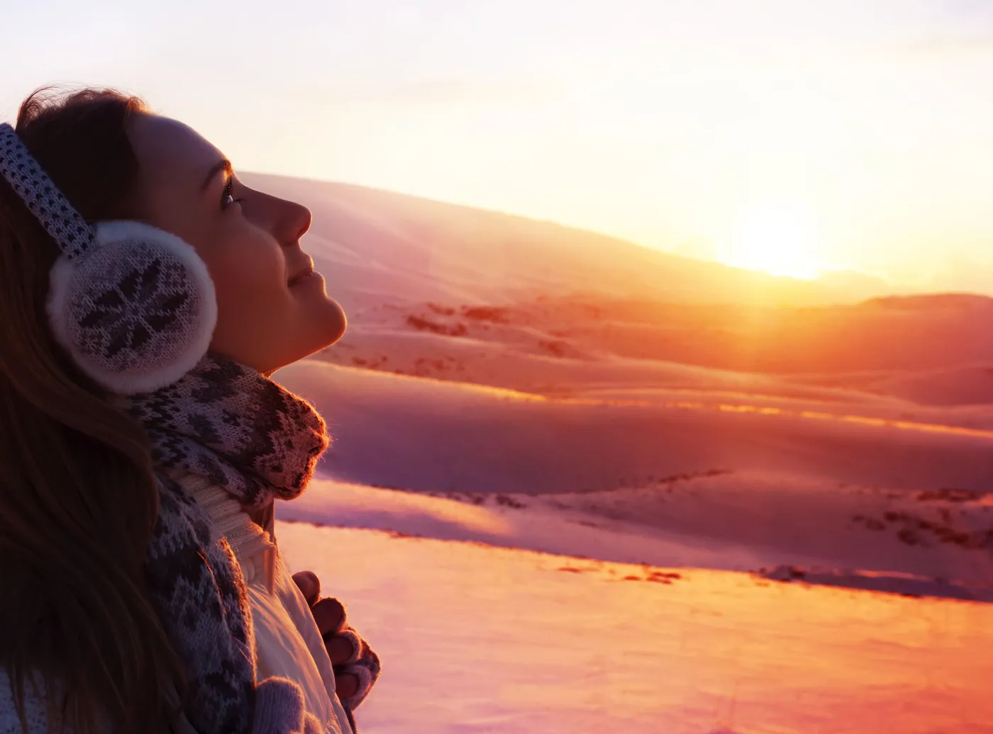 kobieta zimą na słońcu