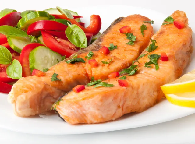 Masowe połowy, tuczenie szkodliwą paszą, choroby... Cała prawda o taniej rybie