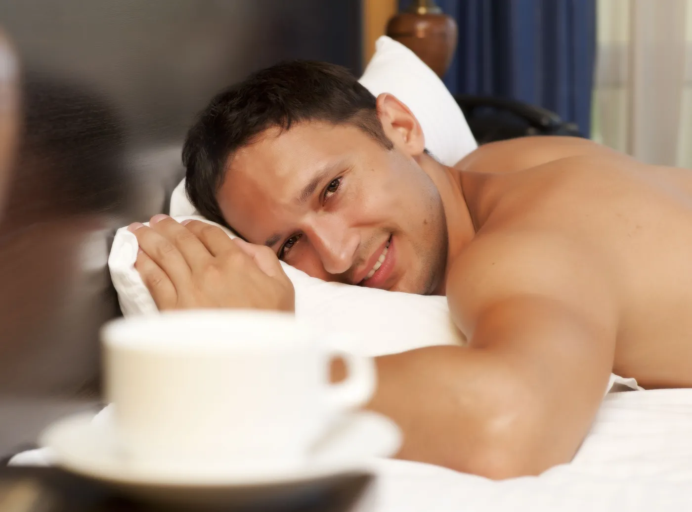 mężczyzna w łóżku seks