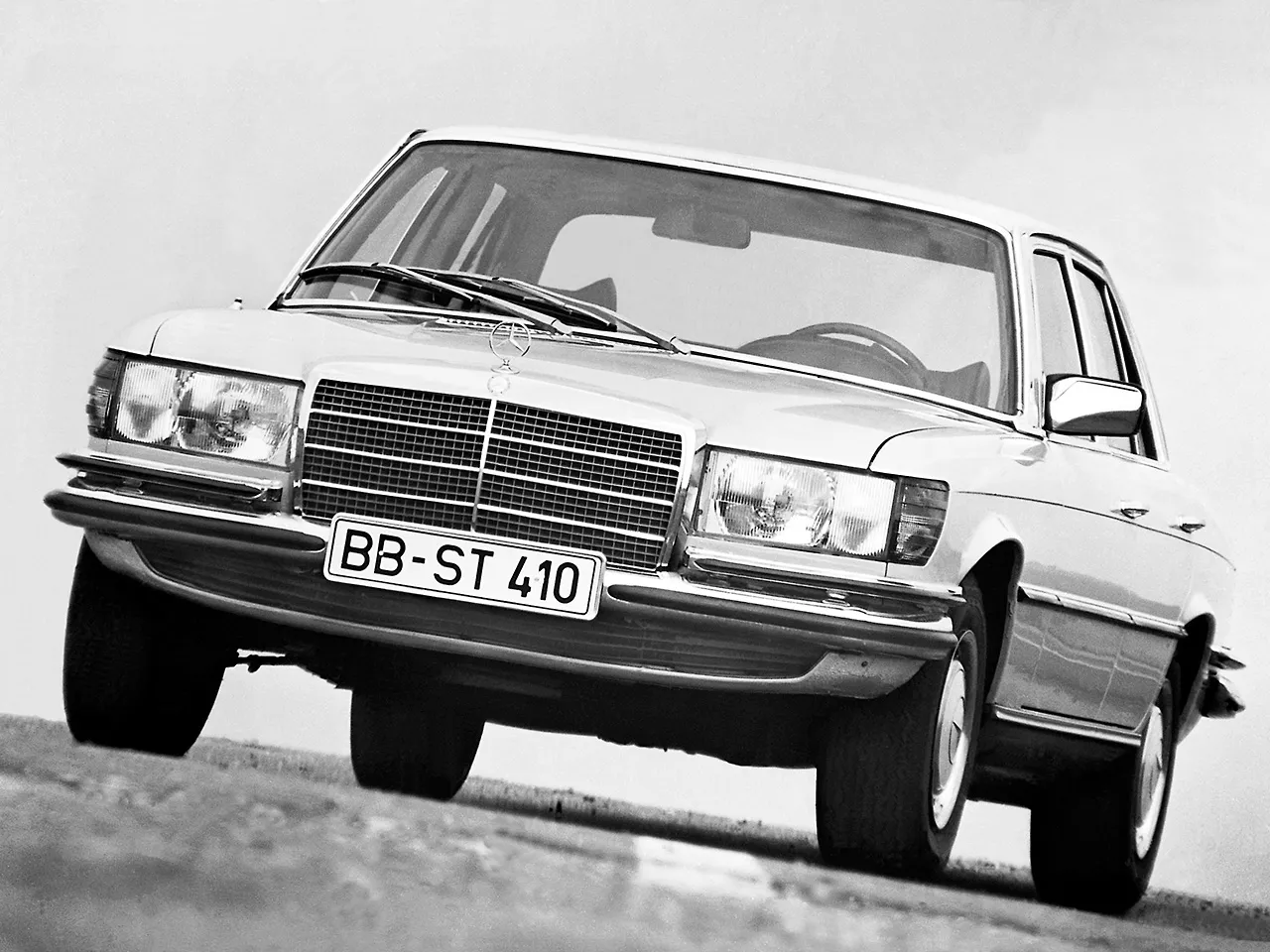 4356201-mercedes-benz-350-se-01.jpg