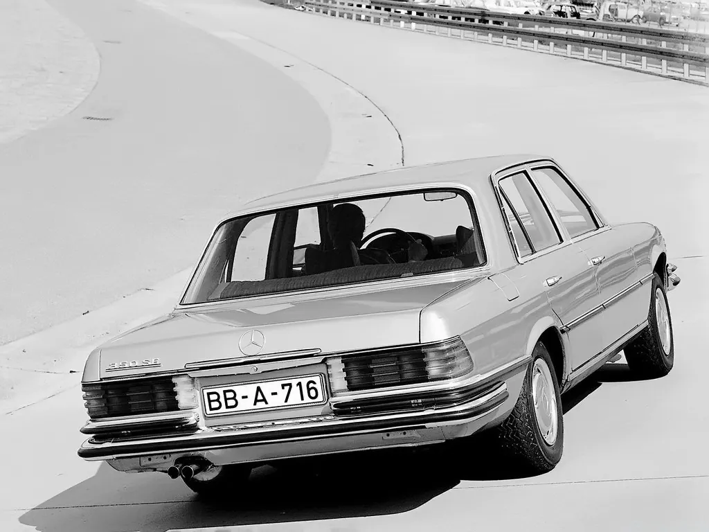 4356230-mercedes-benz-350-se-02.jpg