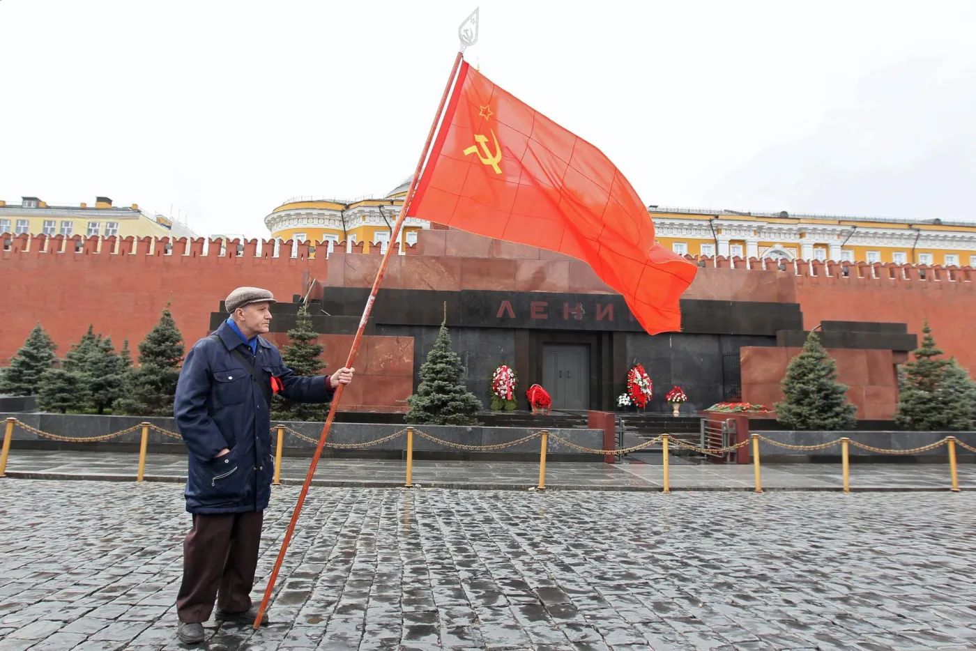 Plac Czerwony w Moskwie. Z flagą przed mauzoleum miłośnik Lenina