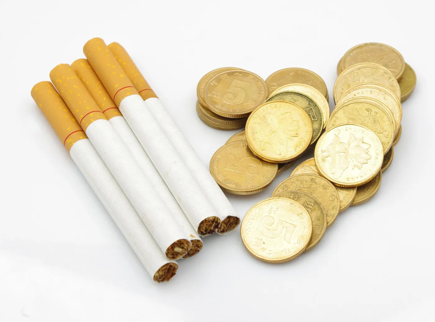 5016304-papierosy-i-pieniadze.jpg