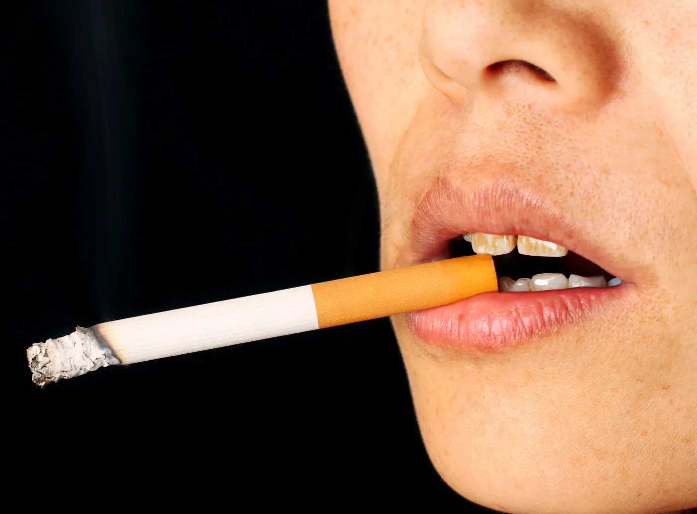 Kobieta pali papierosa