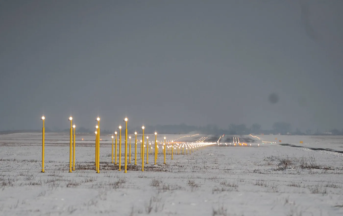 Wyremontują pas w trzy miesiące? Ruszyły prace na lotnisku w Modlinie