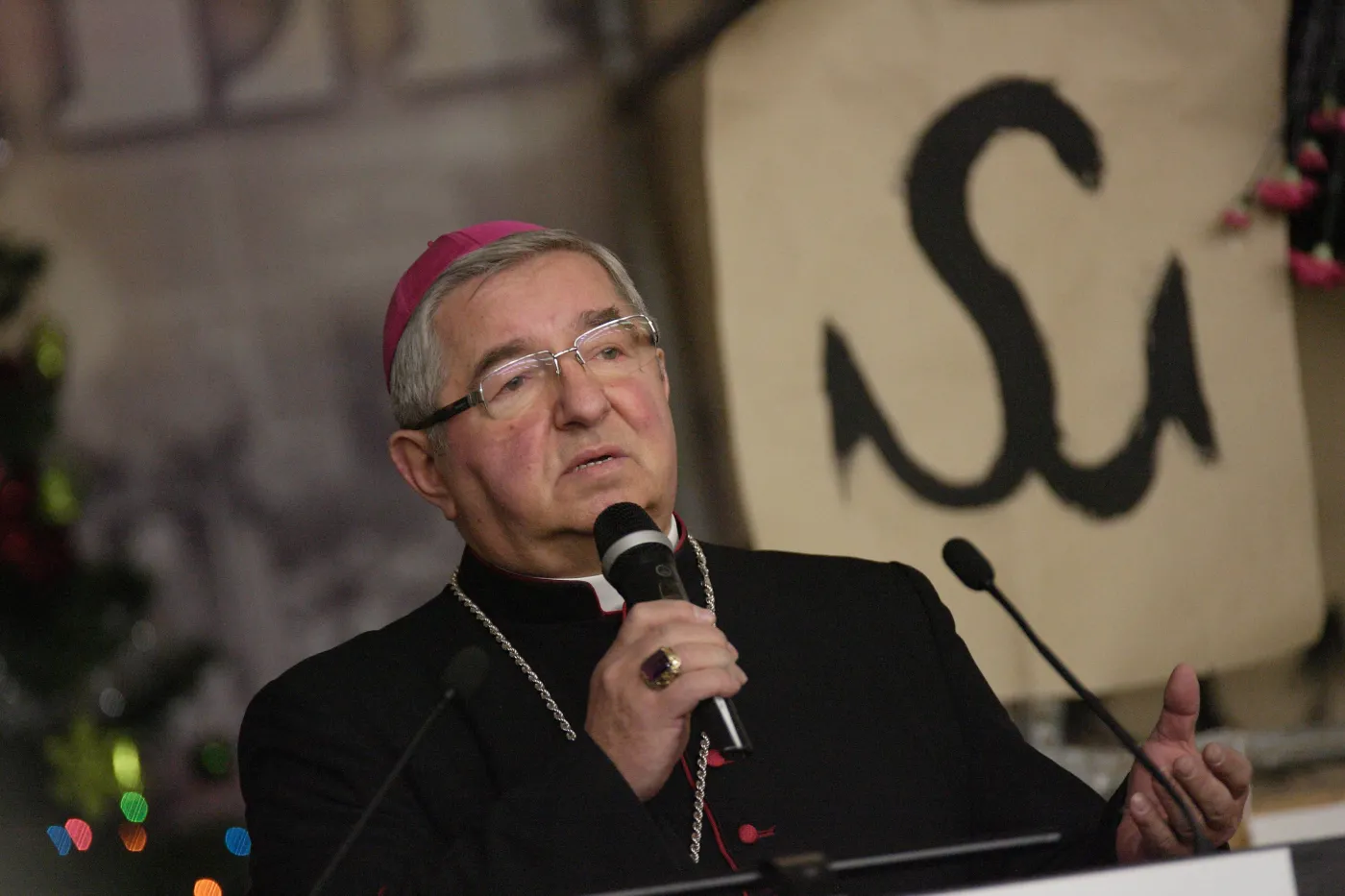 250 tys. zł odprawy. Ile zarabia arcybiskup Głódź? 