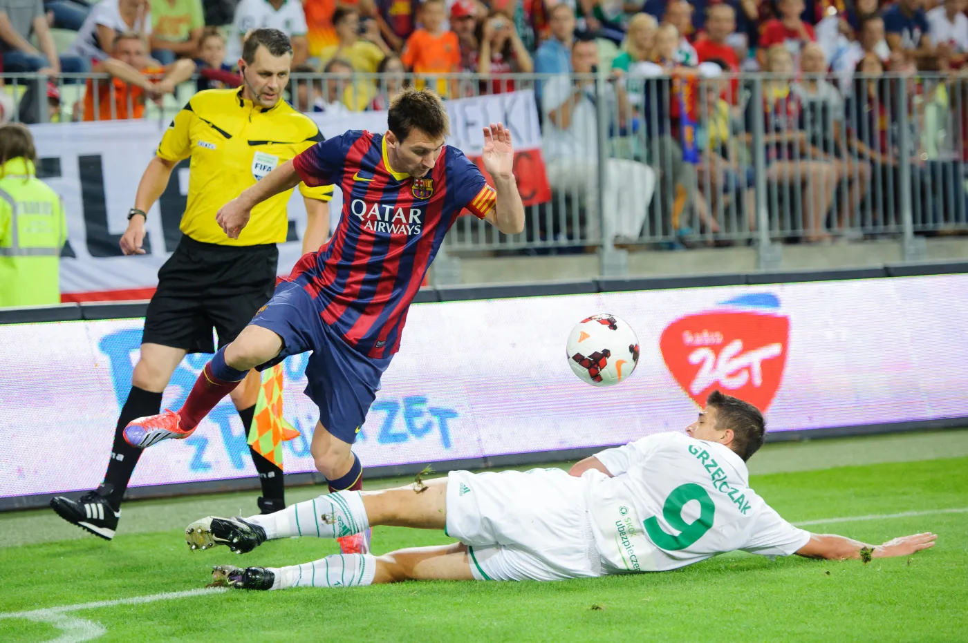 Mecz Lechia - Barcelona. Na zdjęciu: Lionel Messi i Piotr Grzelczak