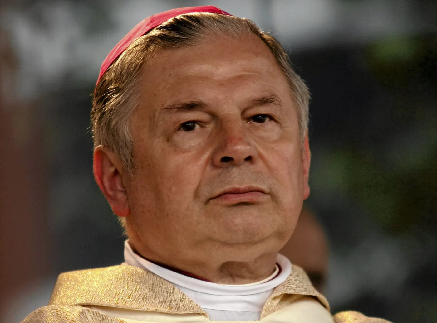 Biskup pobłogosławił pątników krzyżem zdjętym w radomskiej komendzie