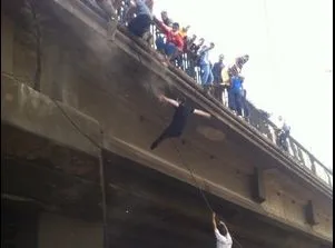 Ludzie skaczący z mostu