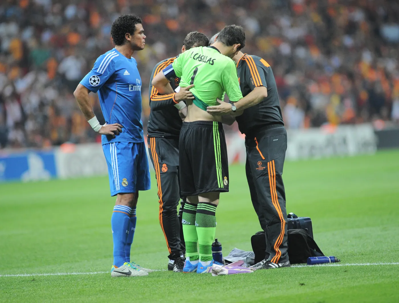 Iker Casillas (w środku)