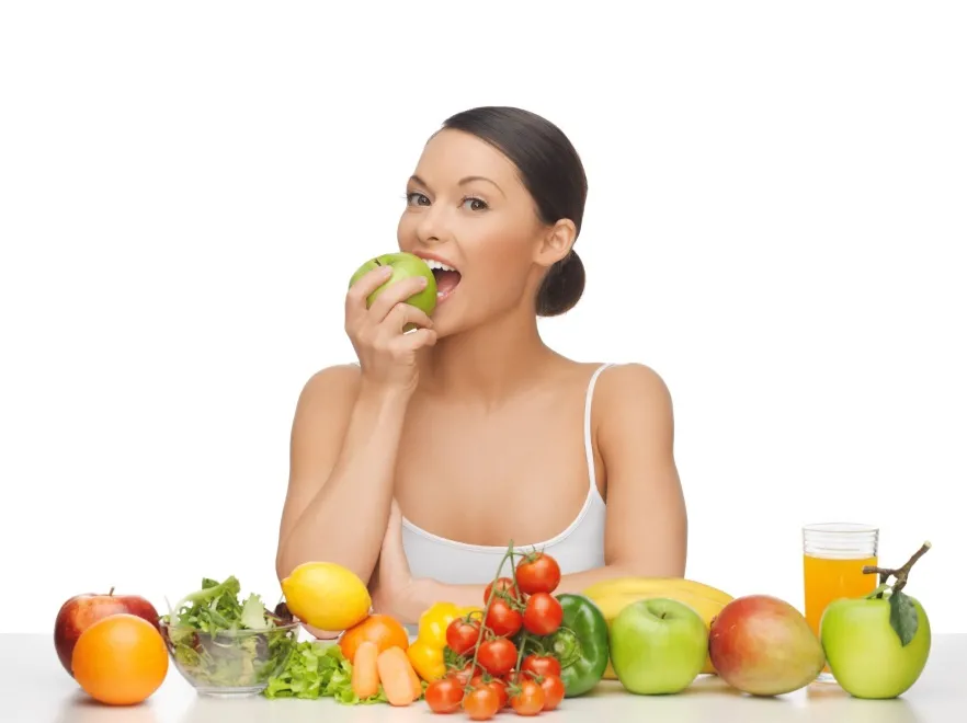 Kobieta jedząca owoce