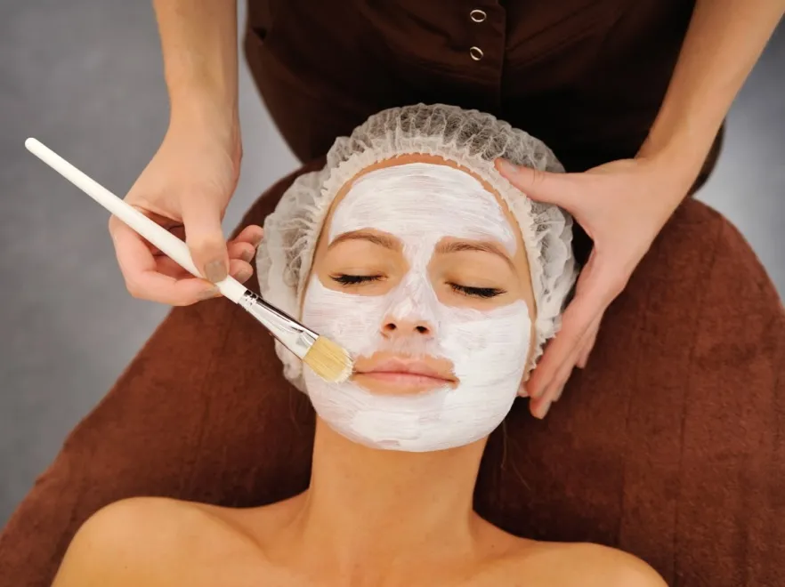 Zabiegi kosmetologiczne nie dla wrażliwej skóry? Obalamy popularny mit i podpowiadamy, które z nich warto wykonać