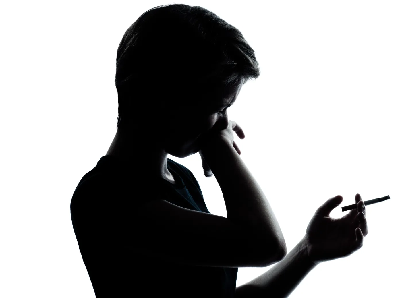 Dziecko pali papierosa