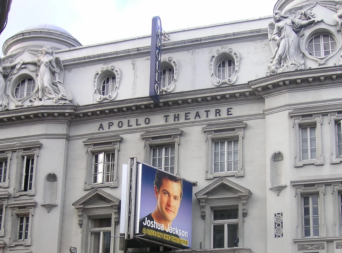 5757029-teatr-apollo-w-londynie.jpg