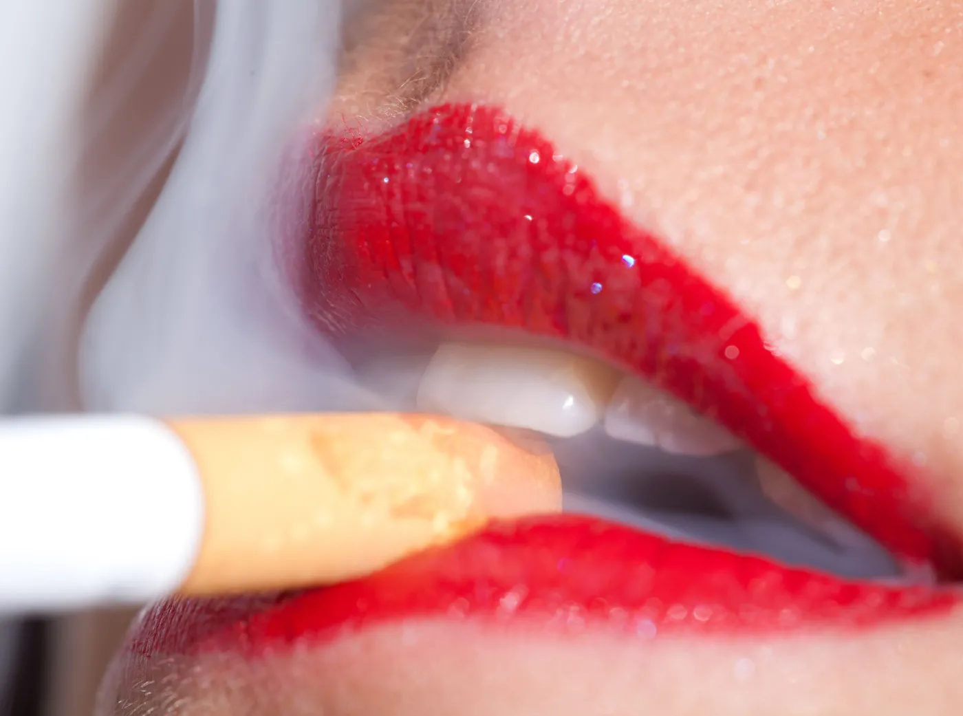 Kobieta pali papierosa