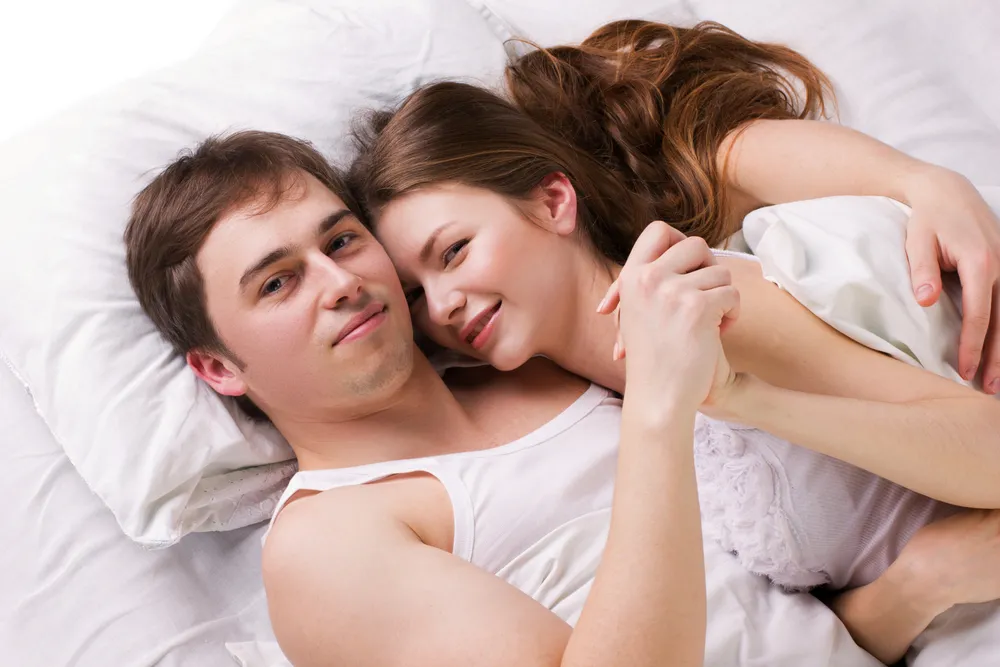 Szczęśliwa para w łóżku