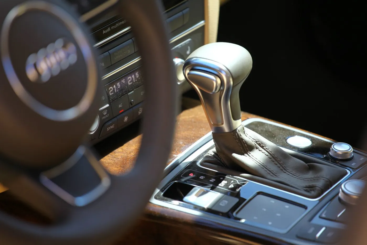 Cudna i nowa limuzyna narzeczonego Katarzyny Tusk pod domem premiera. ZDJĘCIA