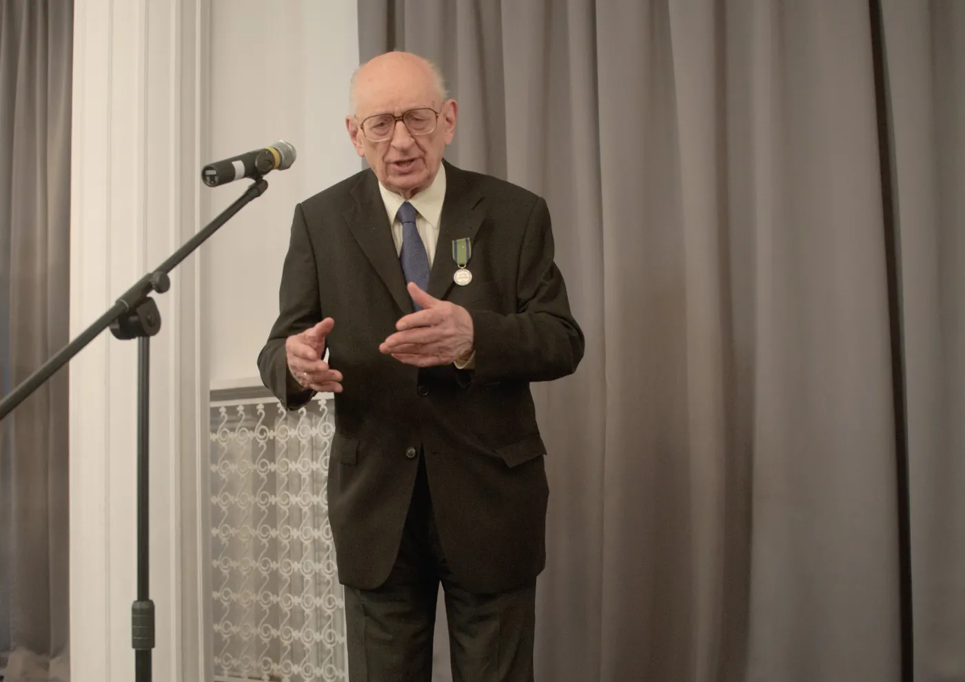 Bartoszewski przekazał Muzeum Historii Żydów cenne eksponaty