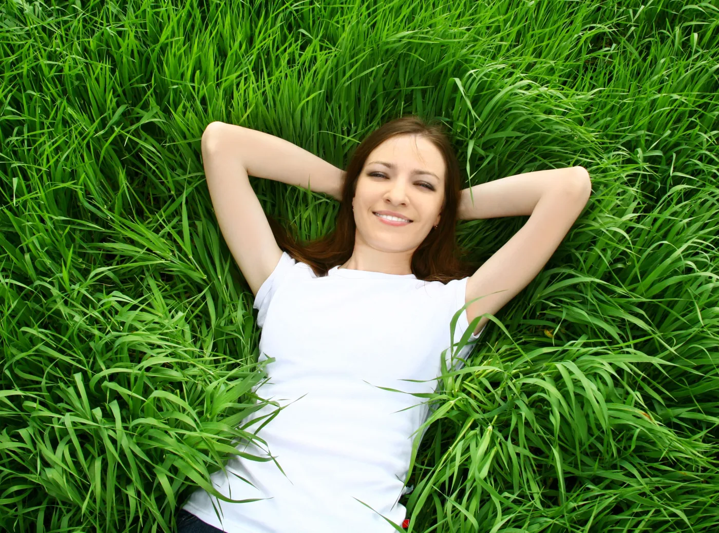 Kobieta leży na trawie