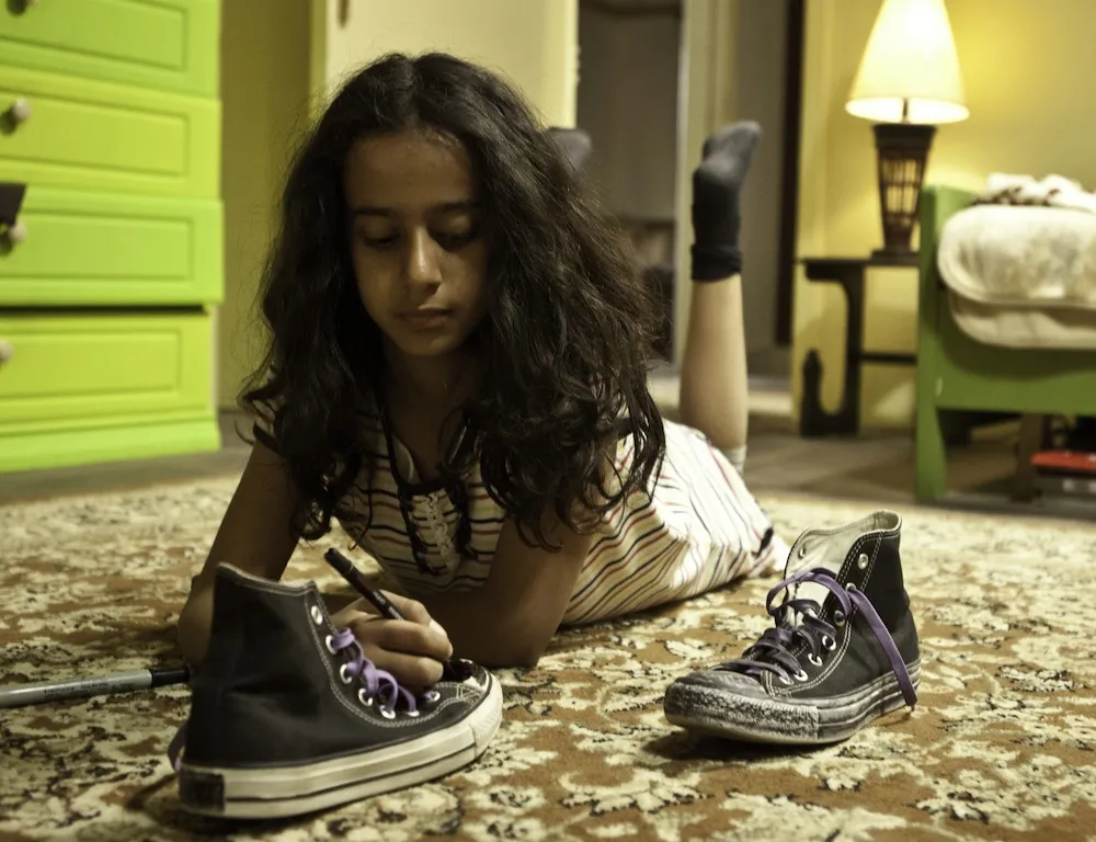 Dziewczynka w trampkach