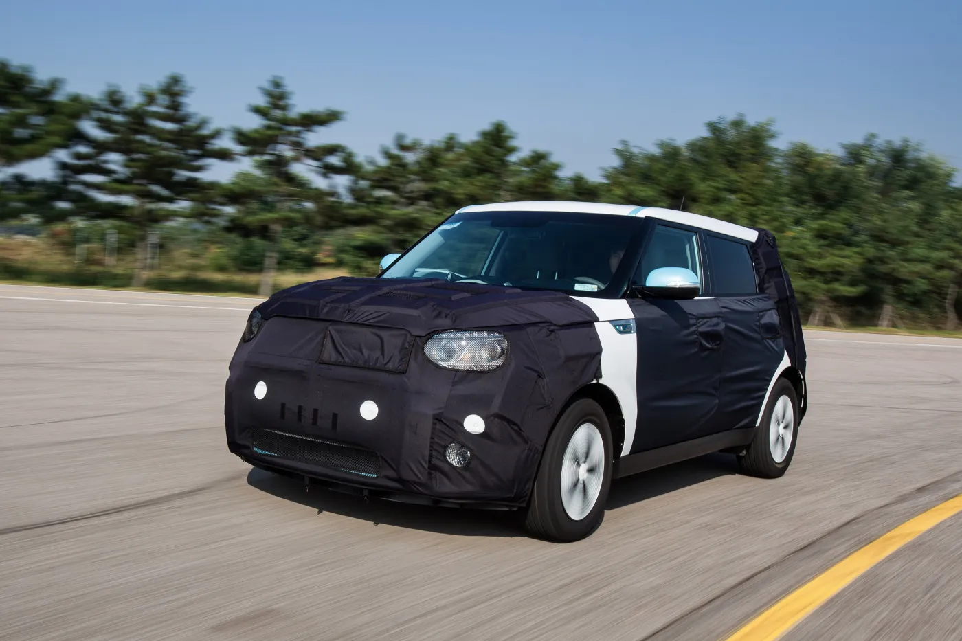 5622697-kia-soul-ev-01-action.jpg