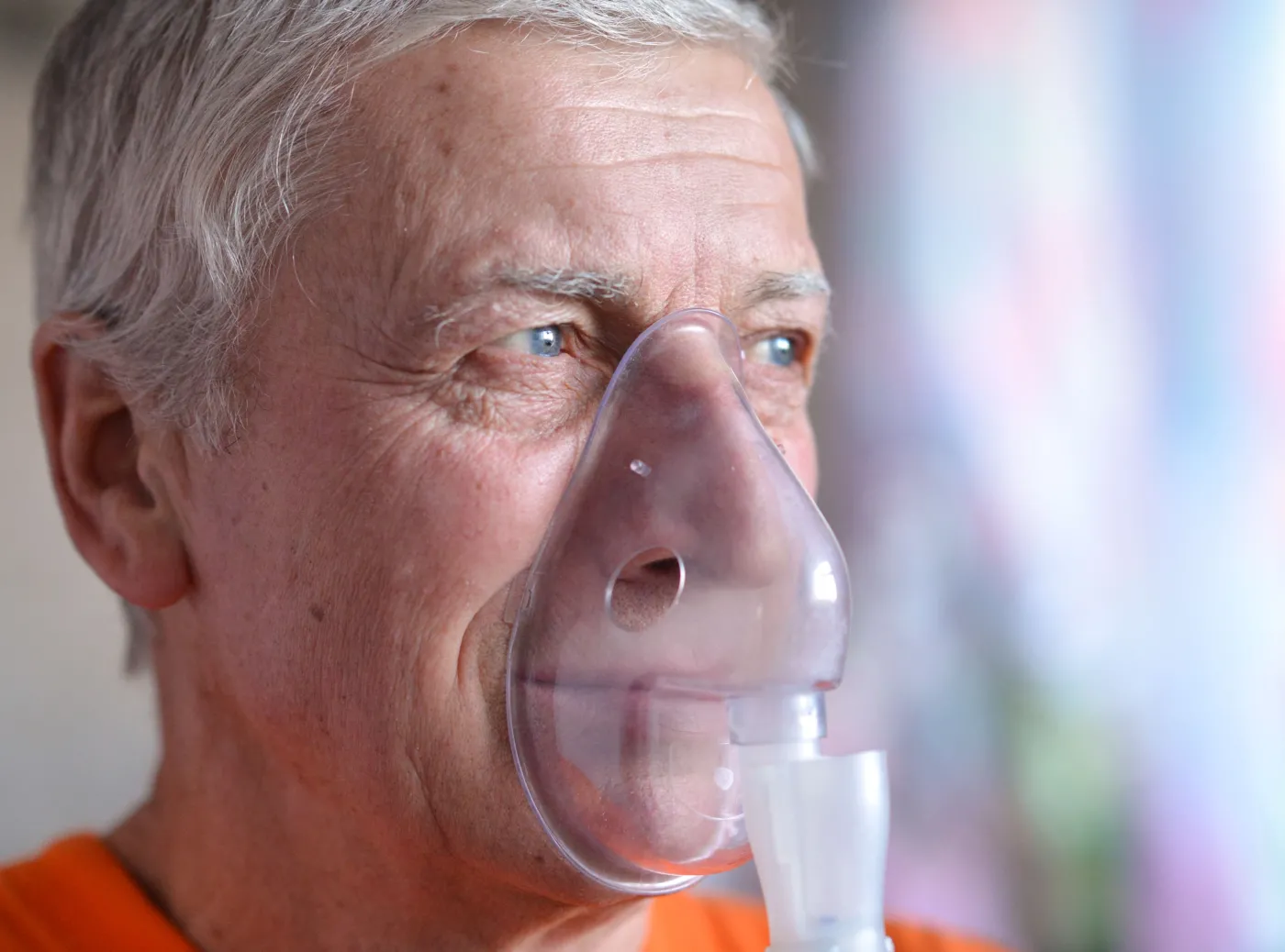 Mężczyzna z inhalatorem