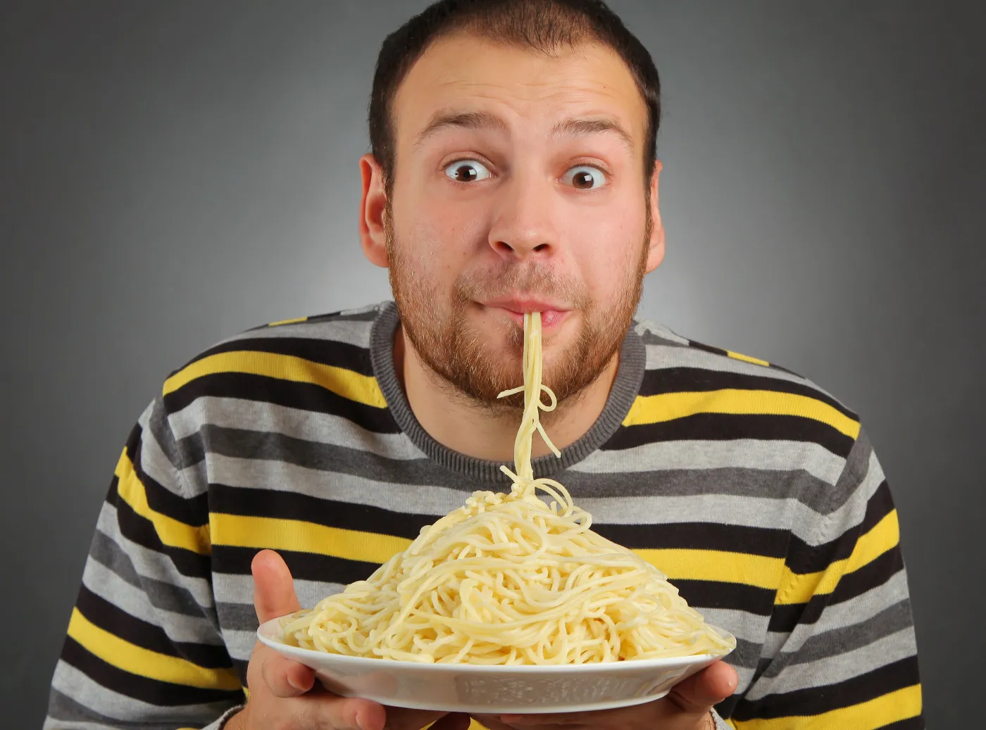 mężczyzna je spaghetti