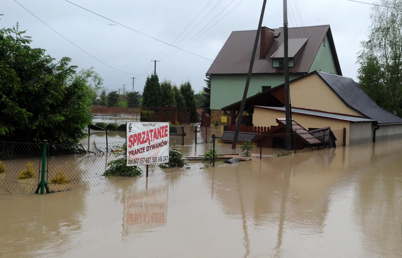 Podtopione domy i zerwane mosty. Rząd uspokaja: Sytuacja się poprawia [ZDJĘCIA]