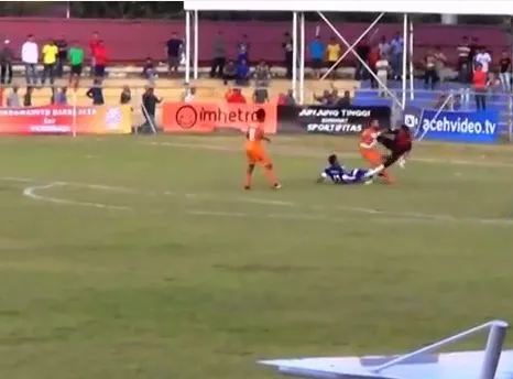 Bramkarz zabił piłkarza. Agus Rahman kopnął w brzuch Aklego Faira. WIDEO