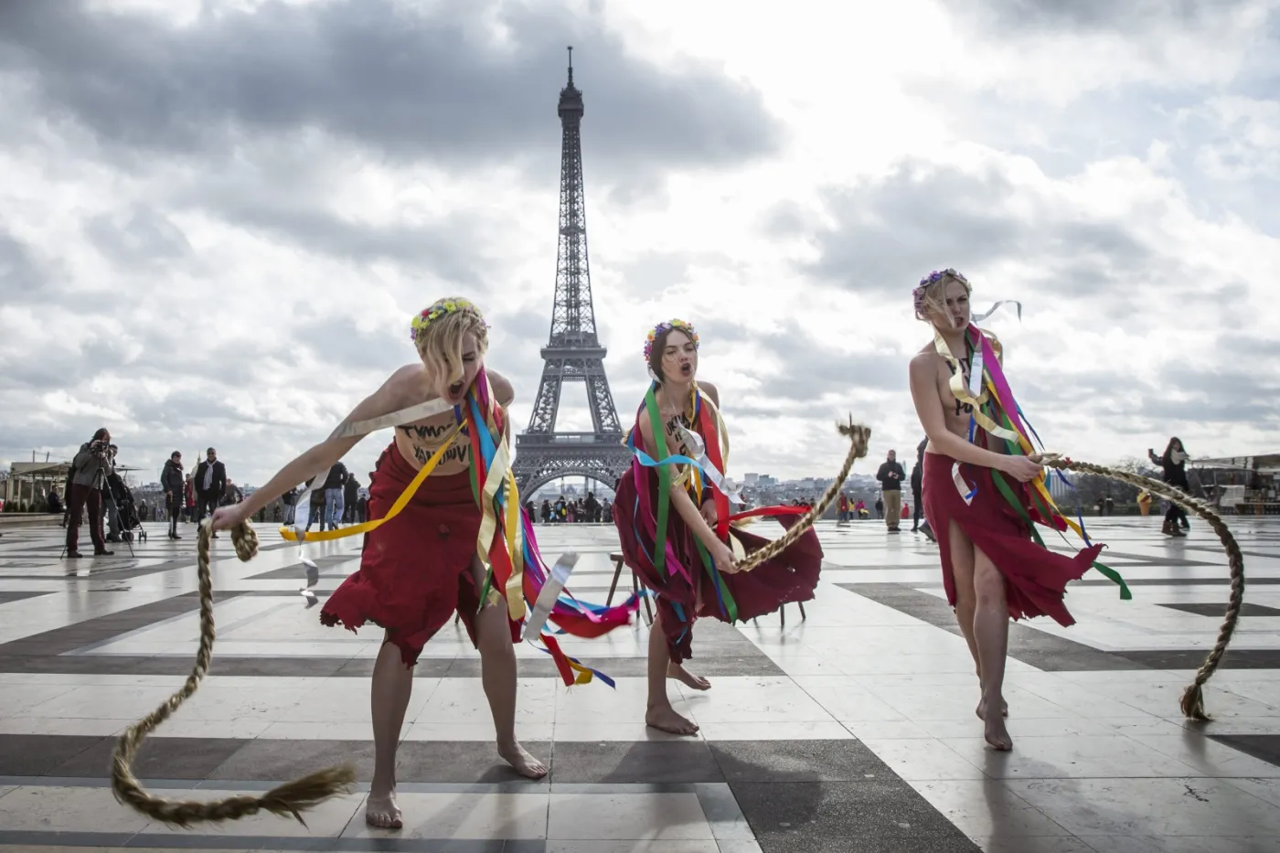 Femen protestuje w Paryżu. "Tymoszenko to nowa marionetka Putina"