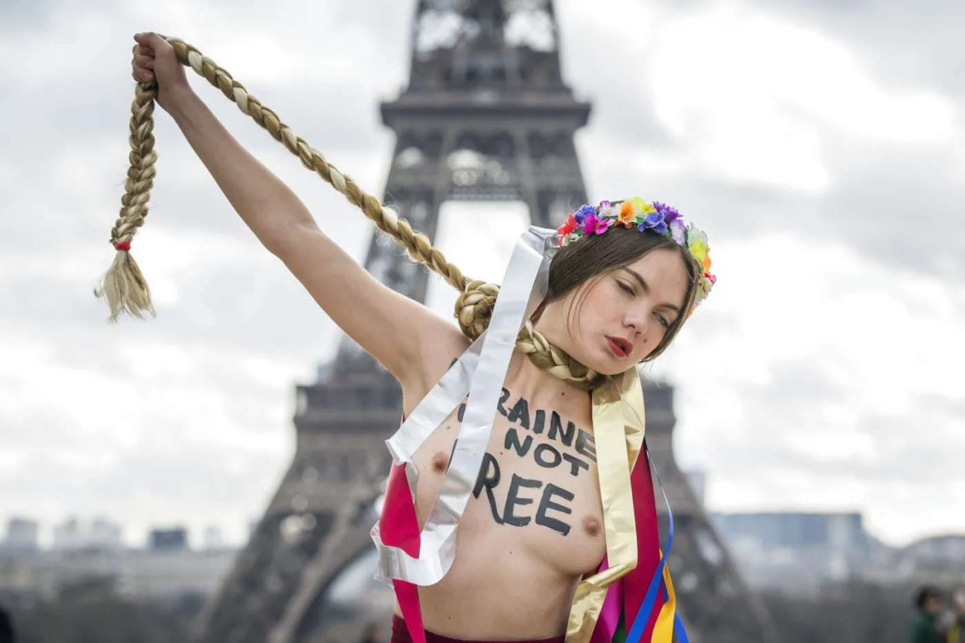 5983956-protest-femen-w-paryzu.jpg