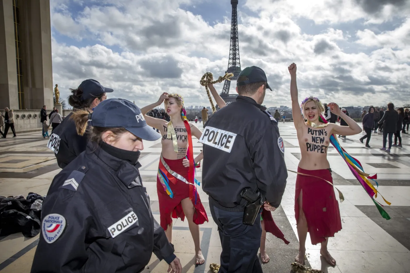 5983985-protest-femen-w-paryzu.jpg