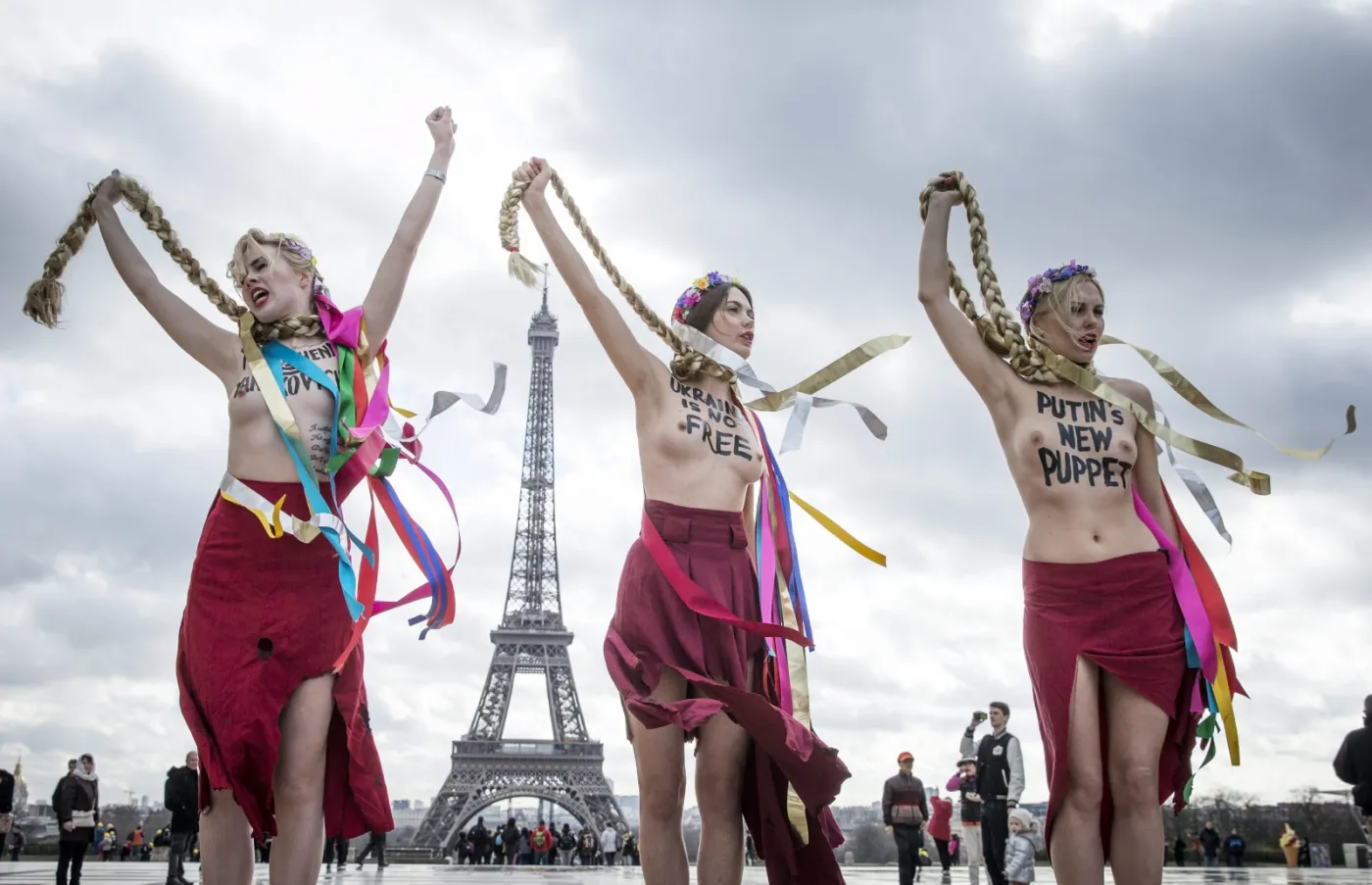 5984014-protest-femen-w-paryzu.jpg