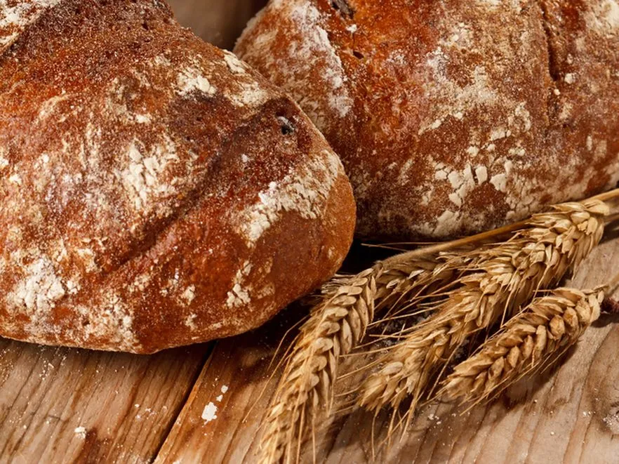 Polakom przestał smakować chleb powszedni. Bułki też